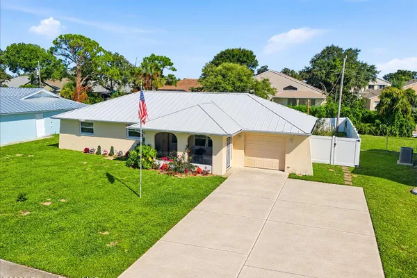 1320 JOHNS CIR