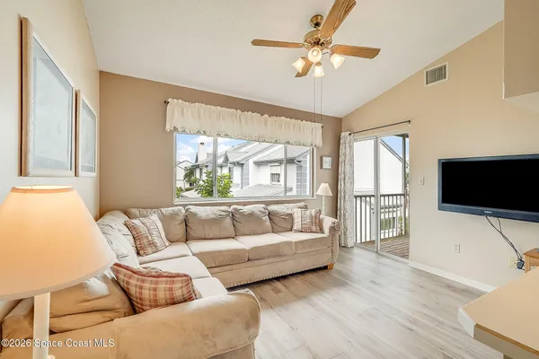 538 BEACH PARK LN V228