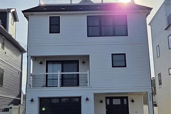 233 DEWEY ST