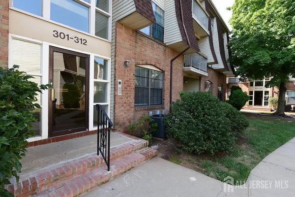 302 HIDDEN VILLAGE DR