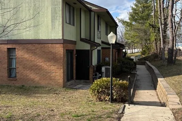 2004 GREENWOOD DR
