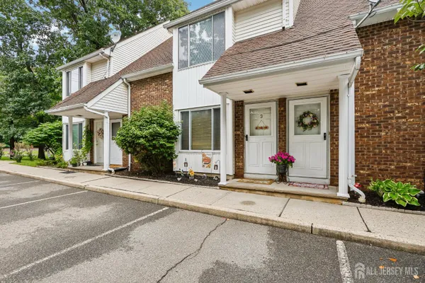 4 NICHOLAS CT