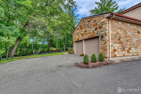 18 MARILYN CT