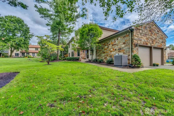 18 MARILYN CT