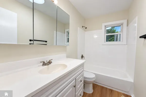 125 BENTLEY AVE