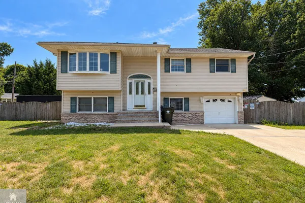 125 BENTLEY AVE