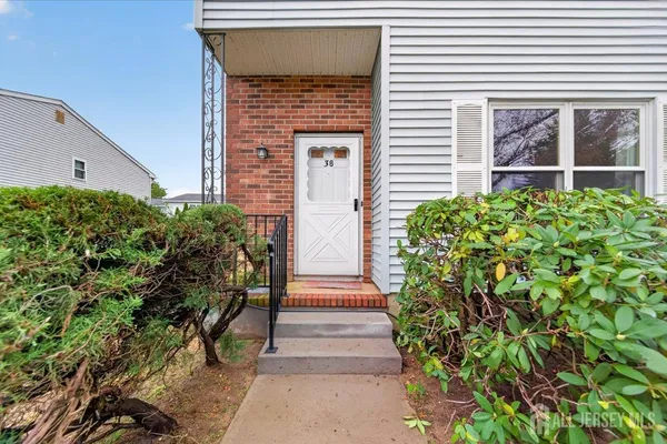 38 DEERFIELD LN