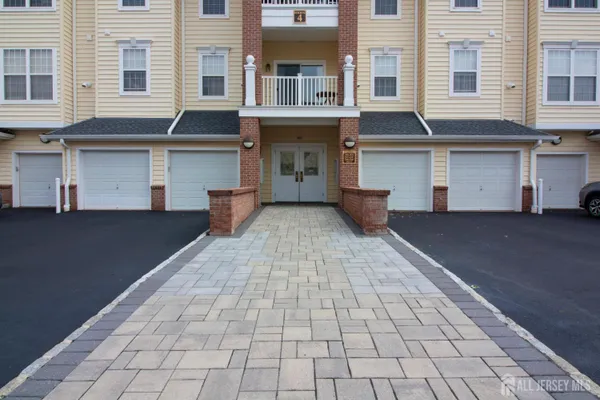 2202 AVERY CT