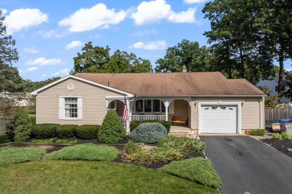7 ROSEWOOD LN