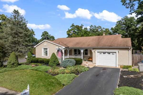 7 ROSEWOOD LN