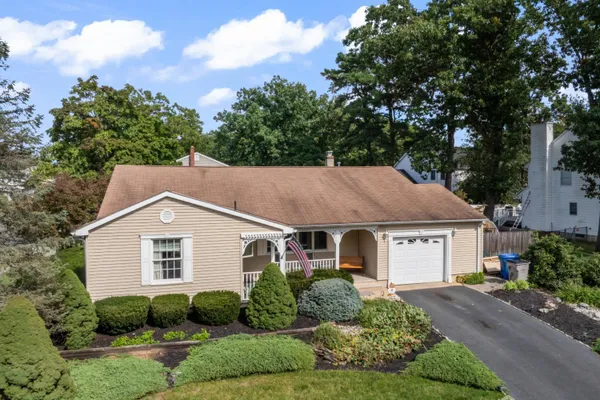 7 ROSEWOOD LN