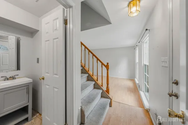 35 E BYRNES LN