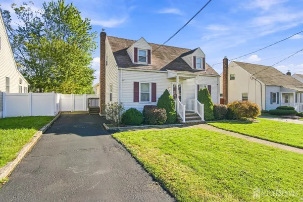 10 GROVER AVE