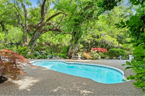 2453 VAUCLUSE RD