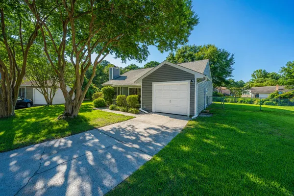 995 OAKCREST DR