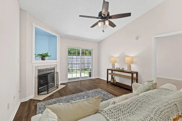 1645 DEXTER LN