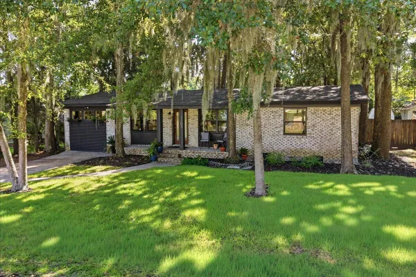 1203 VALLEY DR