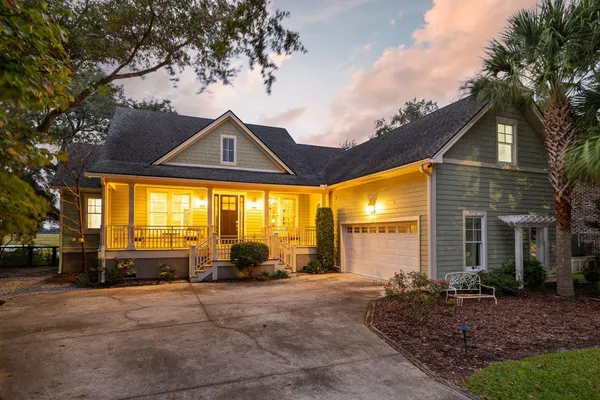 823 COLONY DR