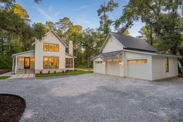 4 BLAKE LN