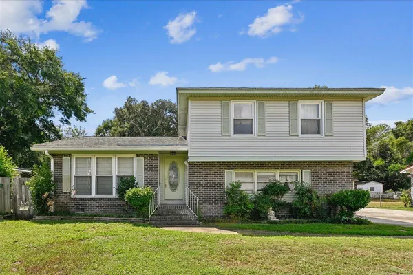 1263 HONEYSUCKLE LN