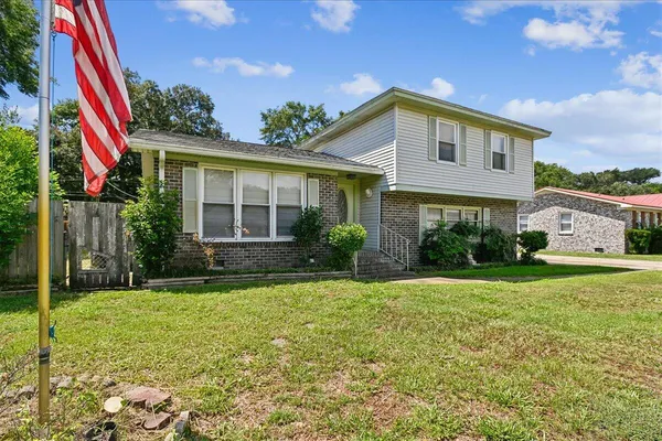 1263 HONEYSUCKLE LN