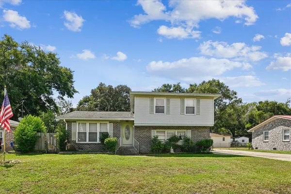 1263 HONEYSUCKLE LN
