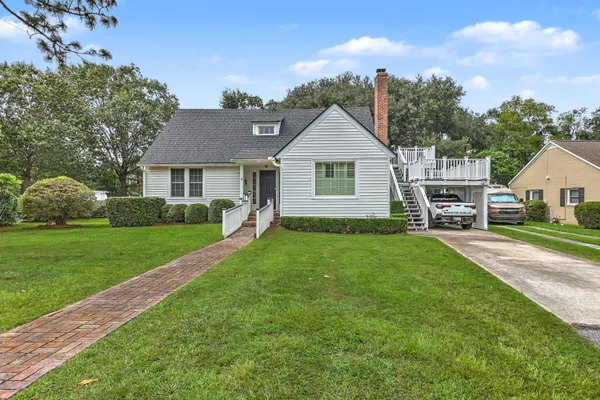 4 OAKDALE PL