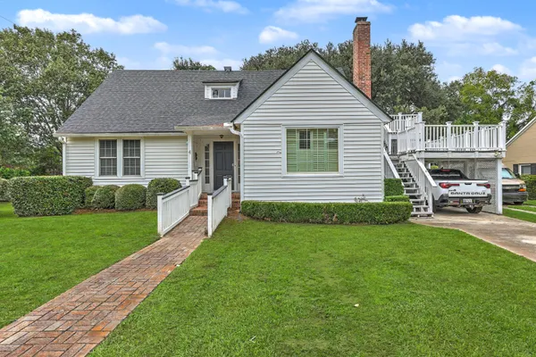 4 OAKDALE PL