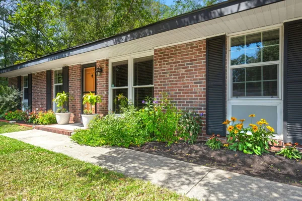 1047 HONEYSUCKLE LN