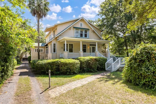 11 FORMOSA DR