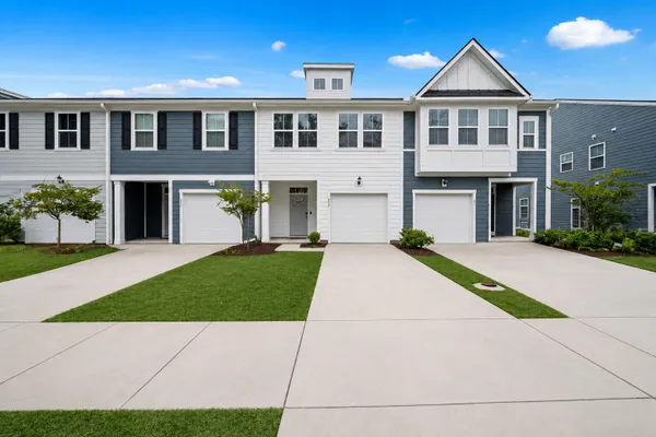 492 TROTTERS LN