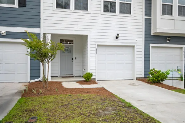 492 TROTTERS LN