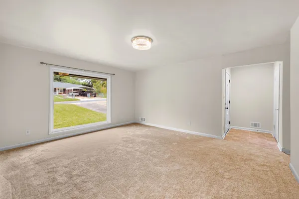 565 WAVELYN WAY