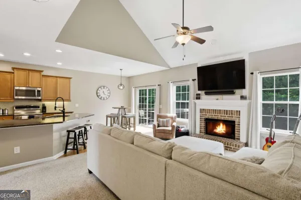 17 LILYFIELD LN