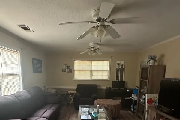 425 PELICAN CIR