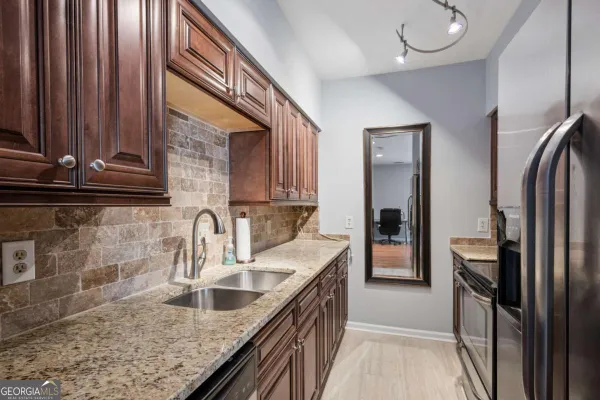 1421 PEACHTREE ST 304