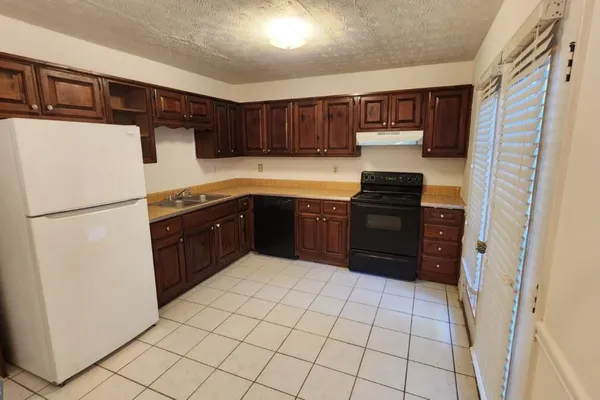 631 HUNTING CREEK LN
