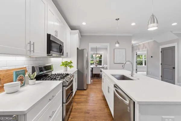 859 E AVE