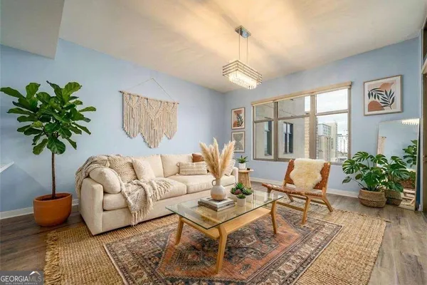 565 PEACHTREE ST 1207