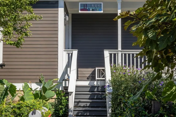 606 PICKETT ST