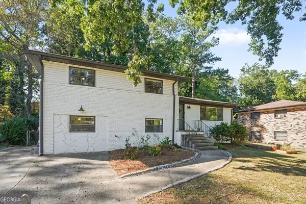 2303 SHAMROCK DR