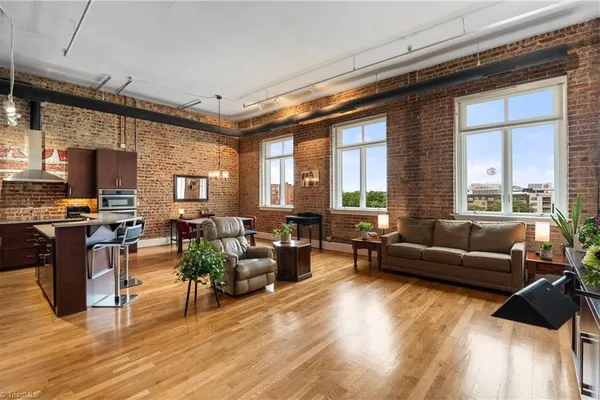 1 W 5TH ST 207