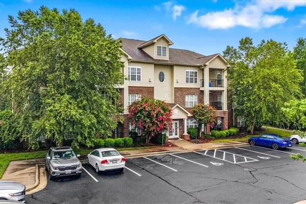200 LENNOX DR 3B