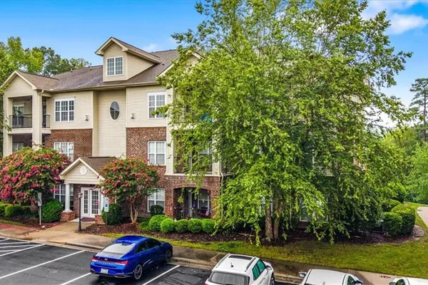 200 LENNOX DR 3B