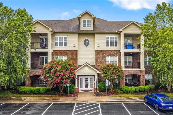 200 LENNOX DR 3B