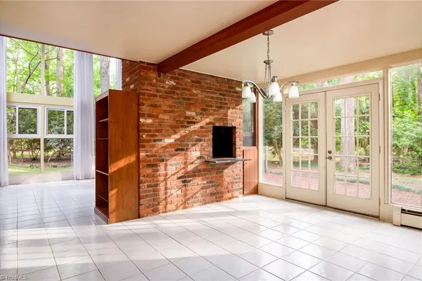 219 BUTTERCUP DR