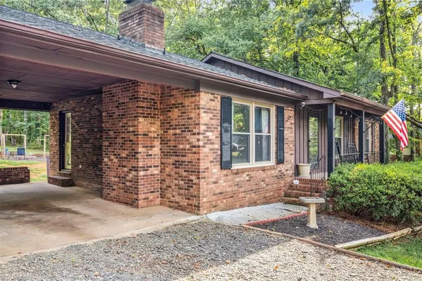 206 LAURA RD