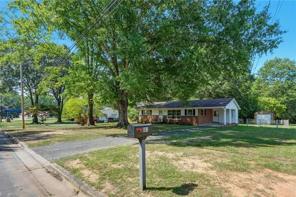 801 GRAND OAKS DR