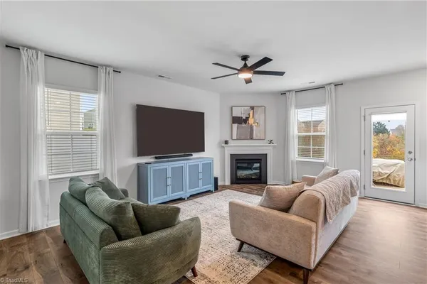 6947 SADDLEBRED DR
