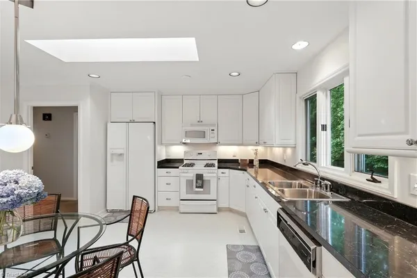 633 HUNTINGTON DR
